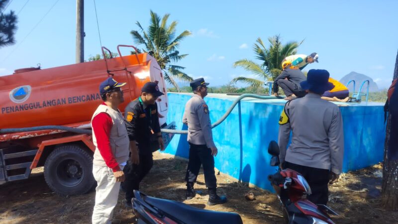 ANTISIPASI KEKERINGAN: BPBD TULUNGAGUNG BERSAMA POLSEK BANDUNG SALURKAN BANTUAN AIR BERSIH KE DESA SEBALOR