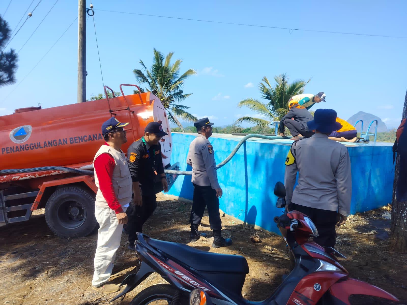 ANTISIPASI KEKERINGAN: BPBD TULUNGAGUNG BERSAMA POLSEK BANDUNG SALURKAN BANTUAN AIR BERSIH KE DESA SEBALOR