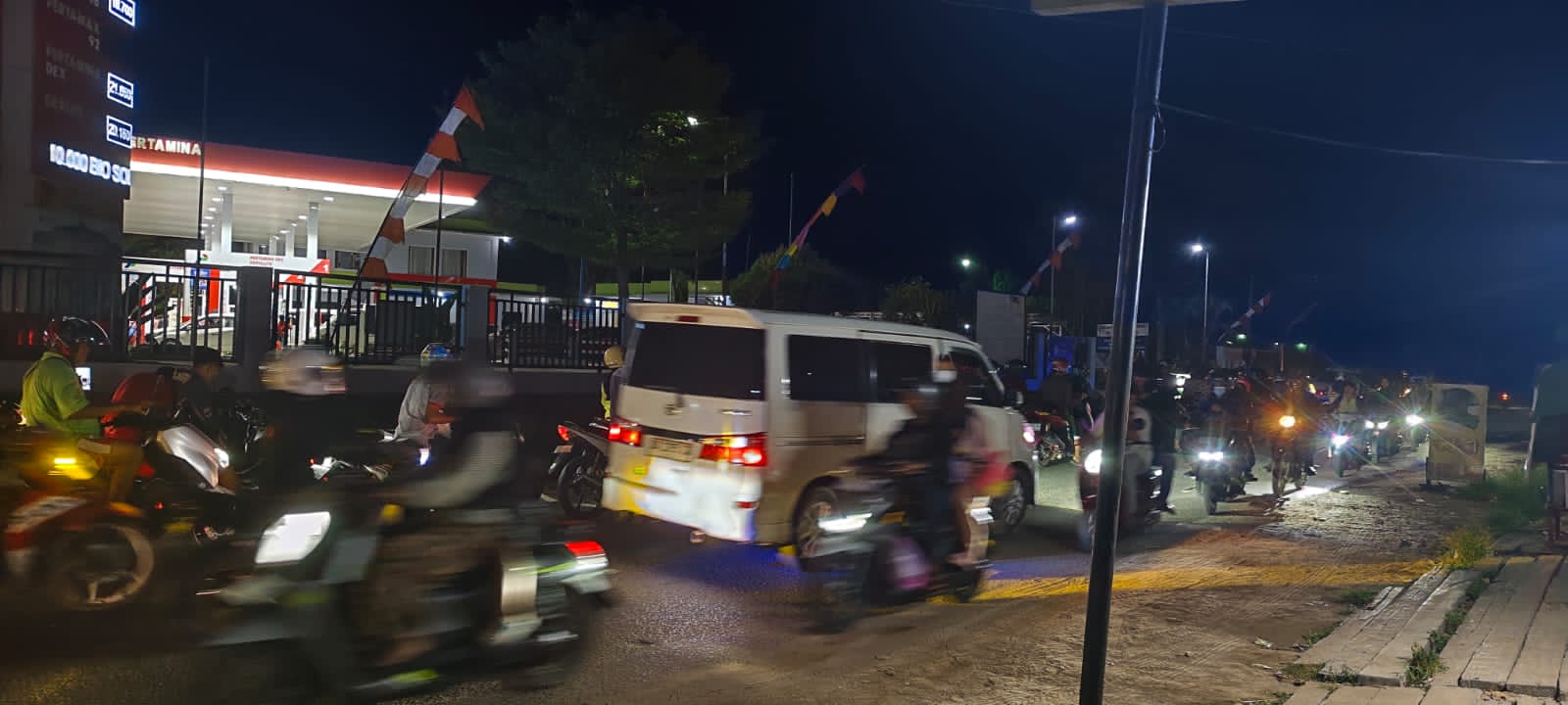 Antrean Pertalite di SPBU Jalan Cristopel Mihing Sampit Mengular Hingga Makan Separuh Jalan, Diduga Dipenuhi Pelangsir