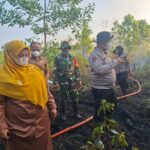 Kapolres Kotim Bersama Wakil Bupati Tinjau dan Padamkan Karhutla di Jl. MT Haryono Barat