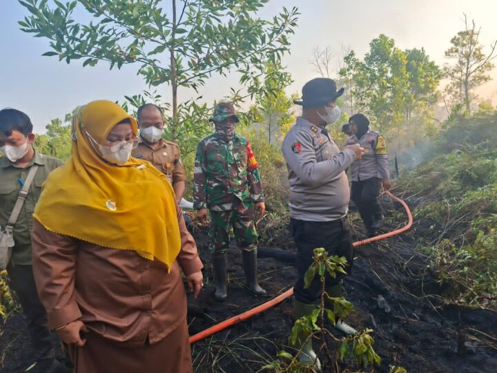 Kapolres Kotim Bersama Wakil Bupati Tinjau dan Padamkan Karhutla di Jl. MT Haryono Barat