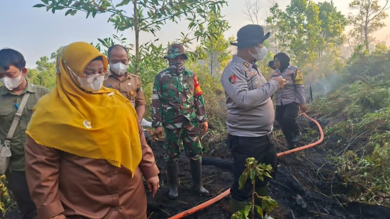 Kapolres Kotim Bersama Wakil Bupati Tinjau dan Padamkan Karhutla di Jl. MT Haryono Barat