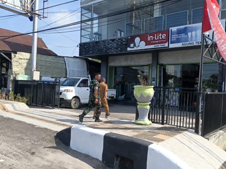 Sambut Hari Kemerdekaan, Personel Kodim 1015/Sampit Imbau Masyarakat Pasang Bendera Merah Putih