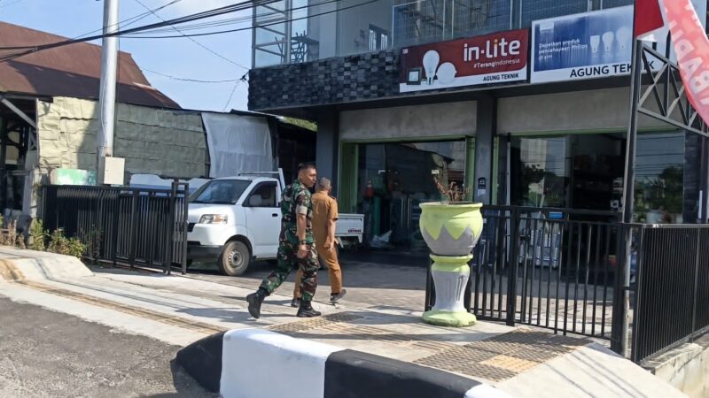 Sambut Hari Kemerdekaan, Personel Kodim 1015/Sampit Imbau Masyarakat Pasang Bendera Merah Putih