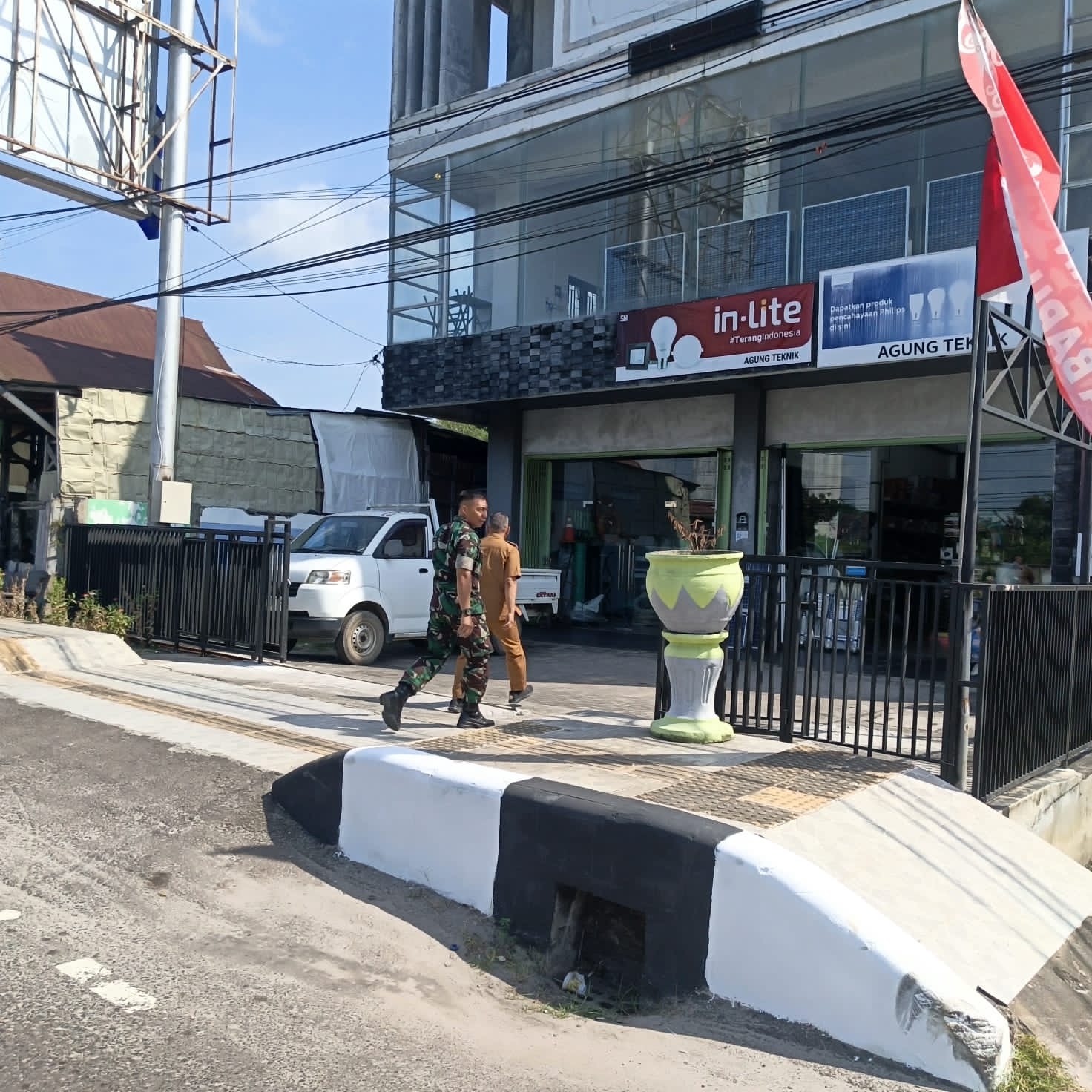 Sambut Hari Kemerdekaan, Personel Kodim 1015/Sampit Imbau Masyarakat Pasang Bendera Merah Putih