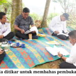 Wabup Lom Lom Suwondo Tak Sungkan-Sungkan Duduk Ditikar Saat Membahas Kebijakan Lapangan