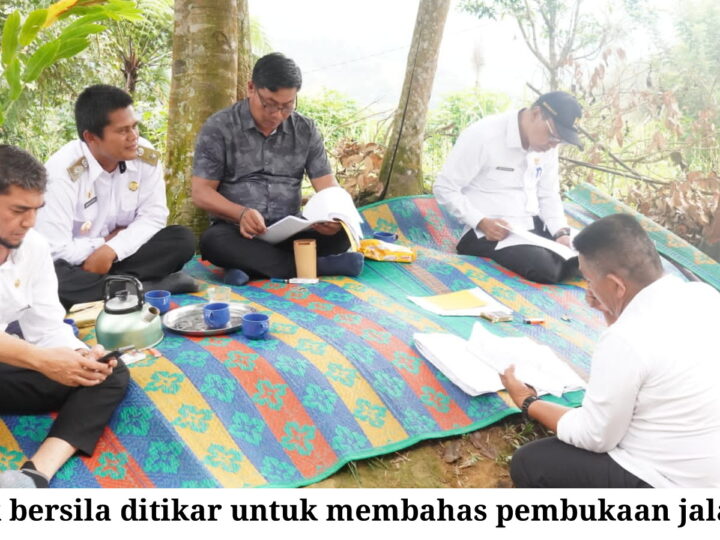 Wabup Lom Lom Suwondo Tak Sungkan-Sungkan Duduk Ditikar Saat Membahas Kebijakan Lapangan