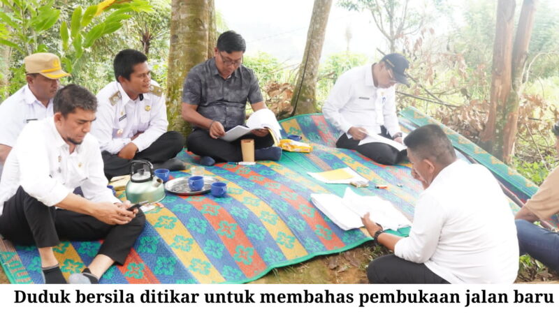 Wabup Lom Lom Suwondo Tak Sungkan-Sungkan Duduk Ditikar Saat Membahas Kebijakan Lapangan