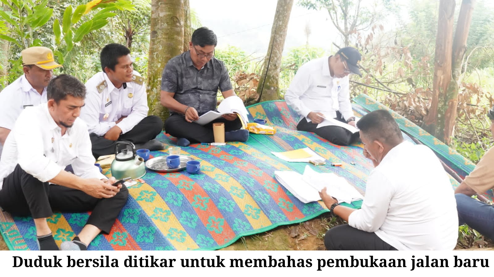 Wabup Lom Lom Suwondo Tak Sungkan-Sungkan Duduk Ditikar Saat Membahas Kebijakan Lapangan