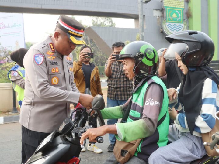 Jelang Hari Kemerdekaan, Polresta Tangerang Bagikan Bendera Merah Putih ke Pengendara