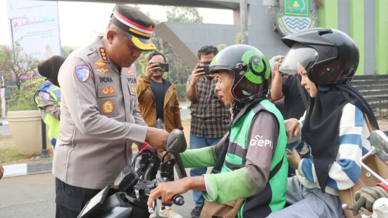 Jelang Hari Kemerdekaan, Polresta Tangerang Bagikan Bendera Merah Putih ke Pengendara