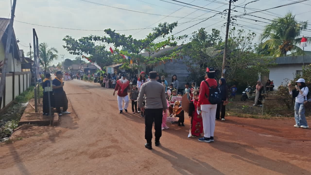Polsek Kota Besi Amankan Pawai Karnaval Meriahkan HUT RI ke-81
