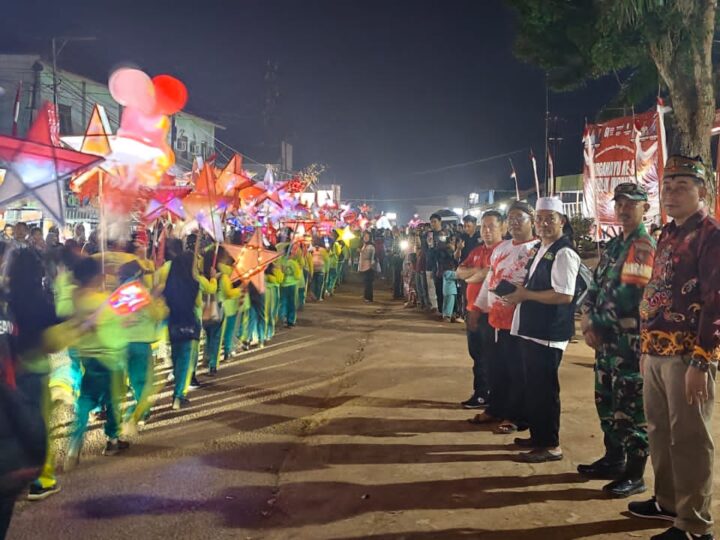 Suasana Meriah, Camat Parenggean Lepas Rombongan Pawai Lampion HUT RI ke-81