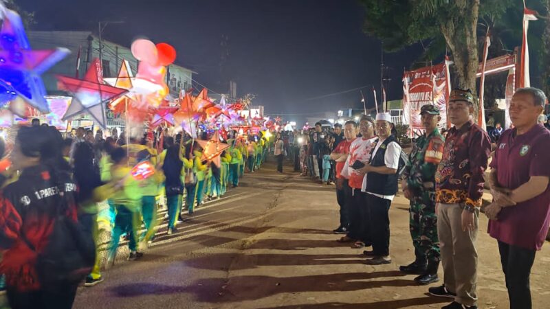 Suasana Meriah, Camat Parenggean Lepas Rombongan Pawai Lampion HUT RI ke-81