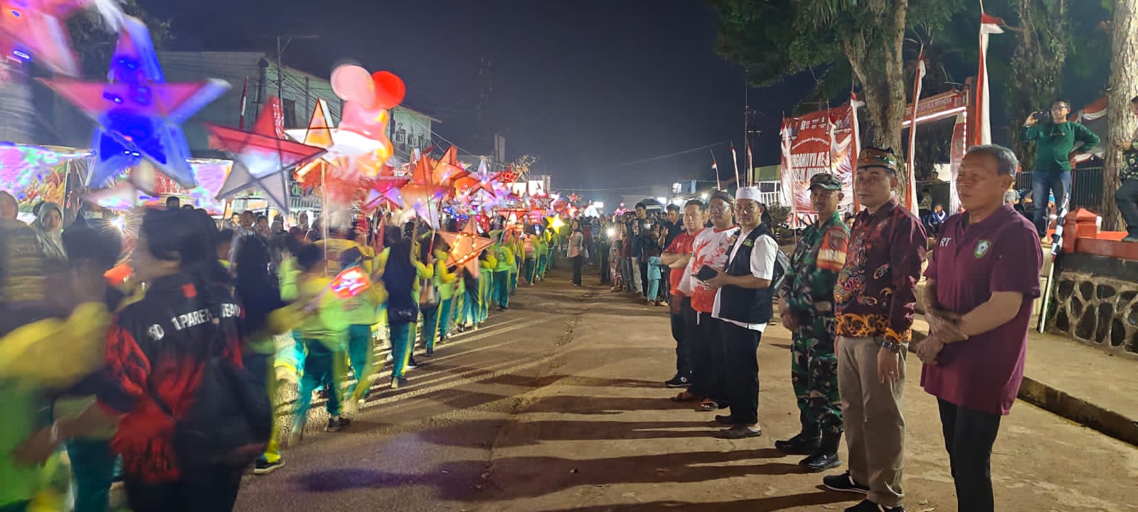 Suasana Meriah, Camat Parenggean Lepas Rombongan Pawai Lampion HUT RI ke-81