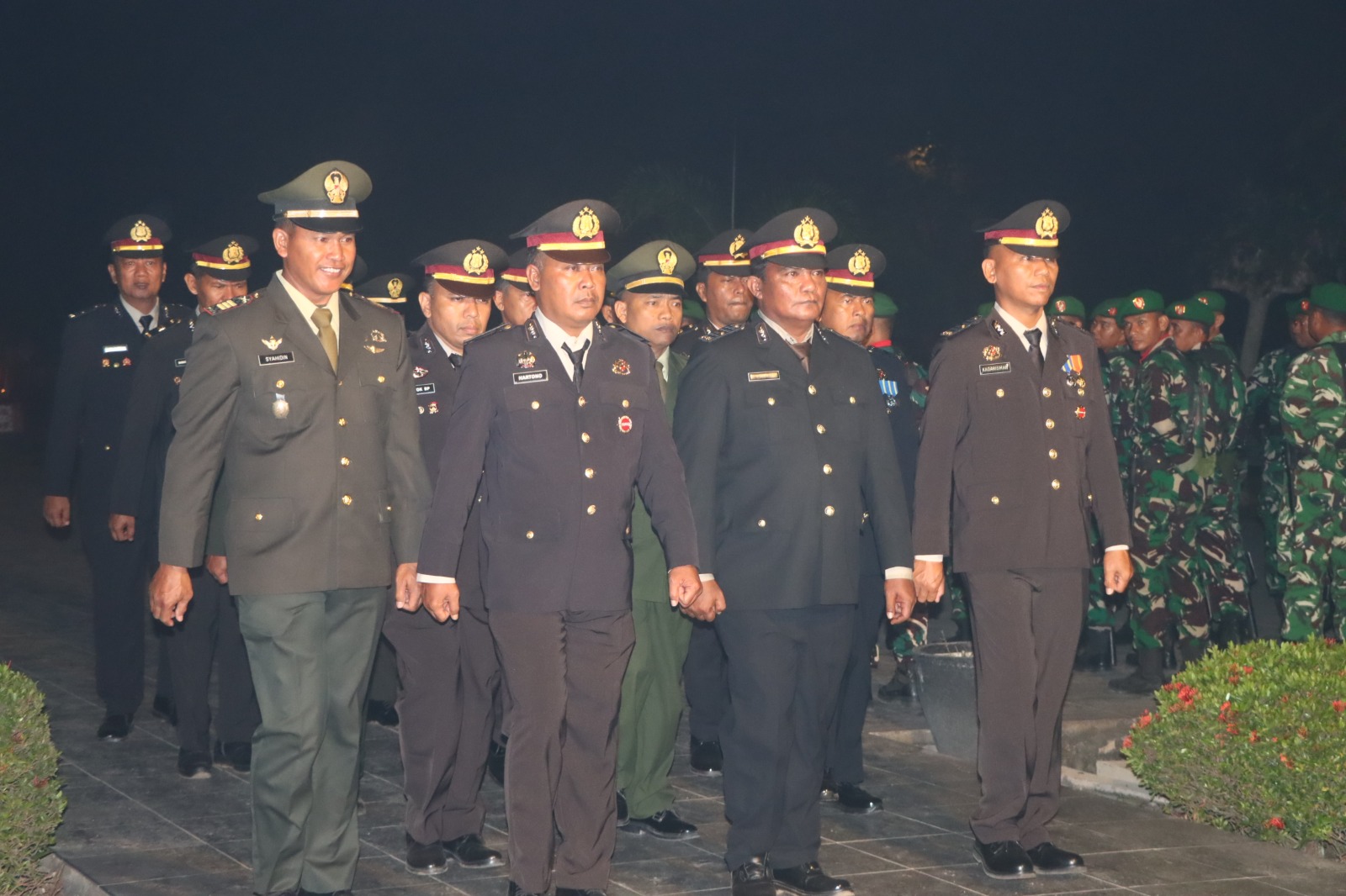 Menjelang HUT ke-81 RI, Dandim 1015/Sampit Pimpin Apel Kehormatan dan Renungan Suci di TMP Batarung Sampit