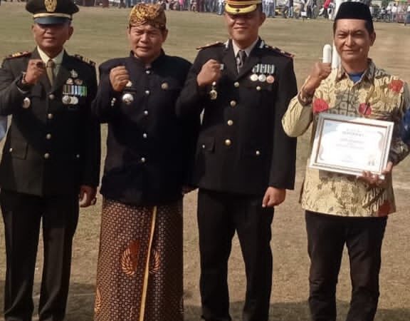 Peringatan HUT RI ke-81 di Parungpanjang: Dua Putra Terbaik Desa Lumpang dan Gintung Cilejet Raih Penghargaan Warga Inovatif