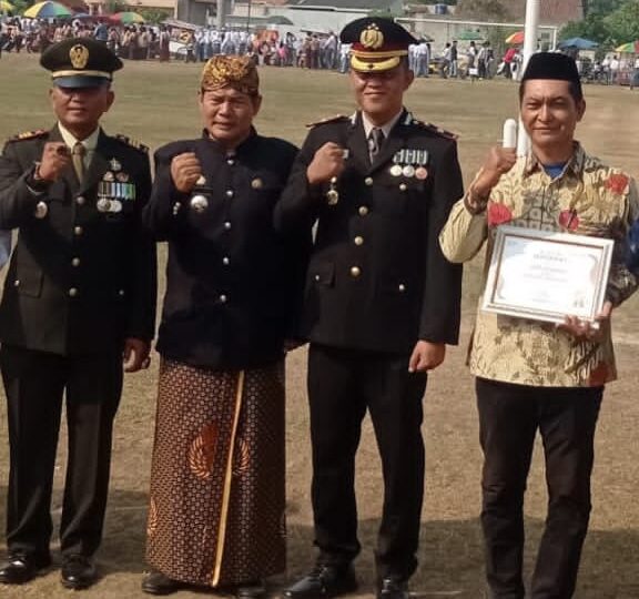 Peringatan HUT RI ke-81 di Parungpanjang: Dua Putra Terbaik Desa Lumpang dan Gintung Cilejet Raih Penghargaan Warga Inovatif