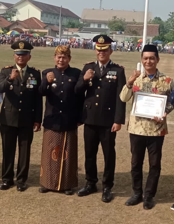 Peringatan HUT RI ke-81 di Parungpanjang: Dua Putra Terbaik Desa Lumpang dan Gintung Cilejet Raih Penghargaan Warga Inovatif