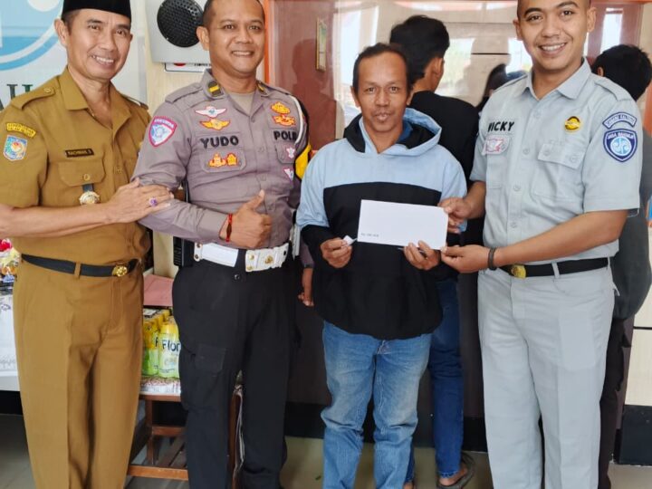 Semarak HUT RI Ke-81 Samsat Kotim Bagi Door Prize Bagi Wajib Pajak Tertib