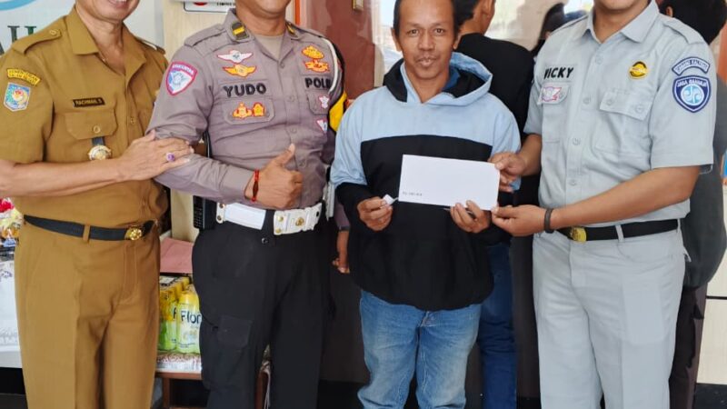 Semarak HUT RI Ke-81 Samsat Kotim Bagi Door Prize Bagi Wajib Pajak Tertib