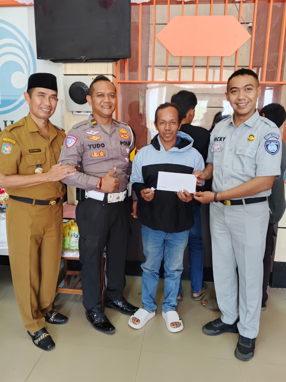Semarak HUT RI Ke-81 Samsat Kotim Bagi Door Prize Bagi Wajib Pajak Tertib
