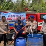 Kemarau Panjang, Polresta Tangerang Salurkan 10 Ribu Liter Air Bersih untuk 150 KK di Serdang Kulon