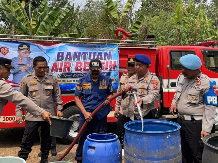 Kemarau Panjang, Polresta Tangerang Salurkan 10 Ribu Liter Air Bersih untuk 150 KK di Serdang Kulon