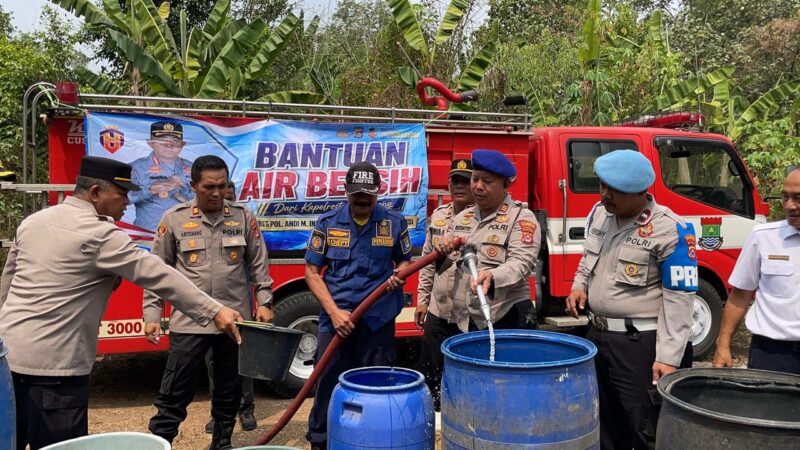 Kemarau Panjang, Polresta Tangerang Salurkan 10 Ribu Liter Air Bersih untuk 150 KK di Serdang Kulon