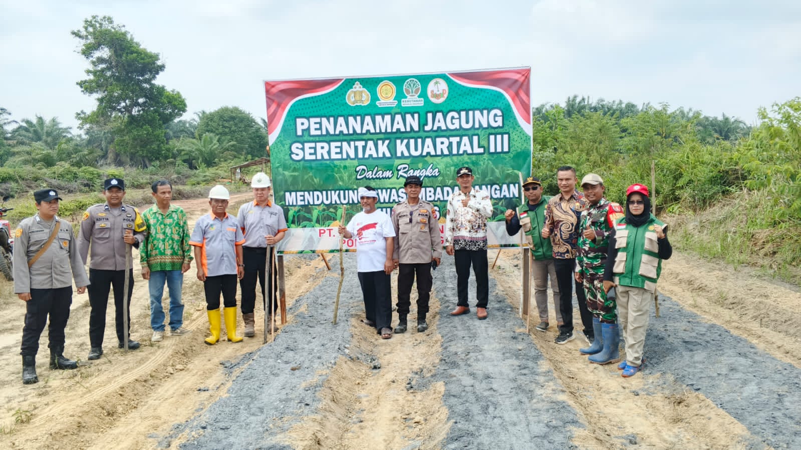 Dukung Ketahanan Pangan, Danramil 1015-07/Parenggean Hadiri Panen Jagung Serentak Kuartal III di Desa Sari Harapan