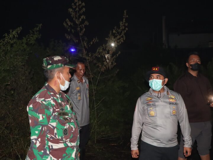 Dandim 1015/Sampit Bersama Kapolres Kotim Terjun Langsung Padamkan Api Karhutla