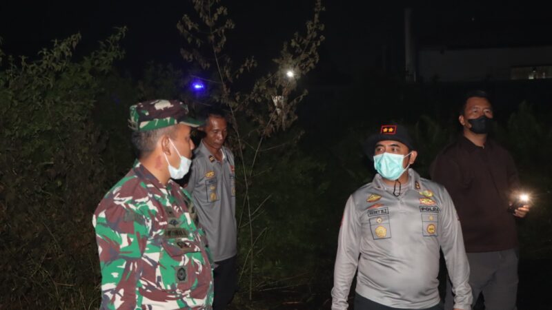 Dandim 1015/Sampit Bersama Kapolres Kotim Terjun Langsung Padamkan Api Karhutla