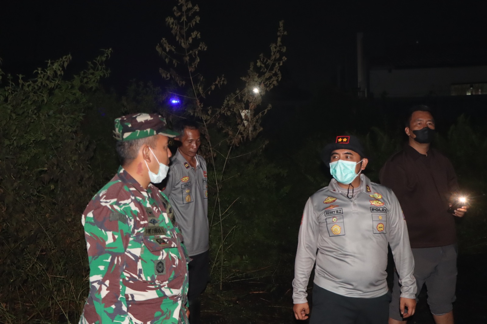 Dandim 1015/Sampit Bersama Kapolres Kotim Terjun Langsung Padamkan Api Karhutla