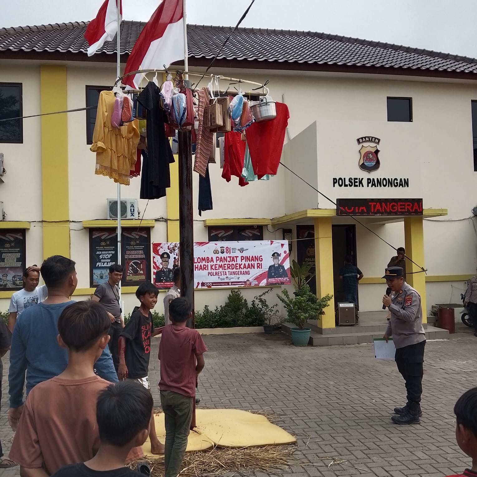 Bukan Sekadar Memanjat, Anak-Anak Panongan Belajar Arti Perjuangan dari Sebatang Pinang