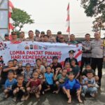 Panjat Pinang Polsek Pasar Kemis Meriah, Polisi dan Warga Kompak Rayakan Kemerdekaan