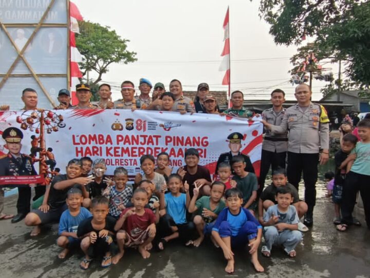 Panjat Pinang Polsek Pasar Kemis Meriah, Polisi dan Warga Kompak Rayakan Kemerdekaan