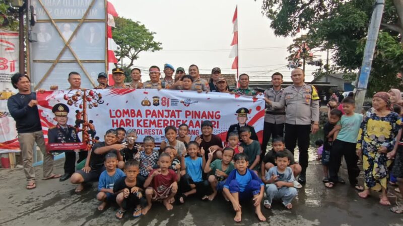Panjat Pinang Polsek Pasar Kemis Meriah, Polisi dan Warga Kompak Rayakan Kemerdekaan