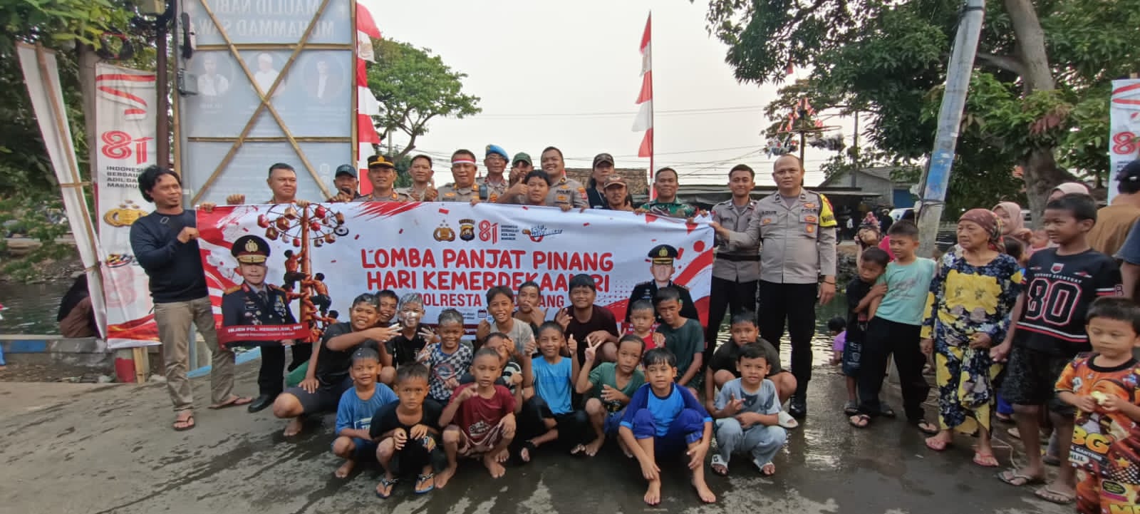 Panjat Pinang Polsek Pasar Kemis Meriah, Polisi dan Warga Kompak Rayakan Kemerdekaan