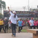 Merajut Kedaulatan dalam Gelak Tawa: Ketika Para Penjaga Negeri Menyatu dengan Rakyat.