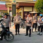“Rangkul Sedekah Dengan Komunitas” Polres Kotim Bagikan Makanan Gratis untuk Pejuang Nafkah di Sampit