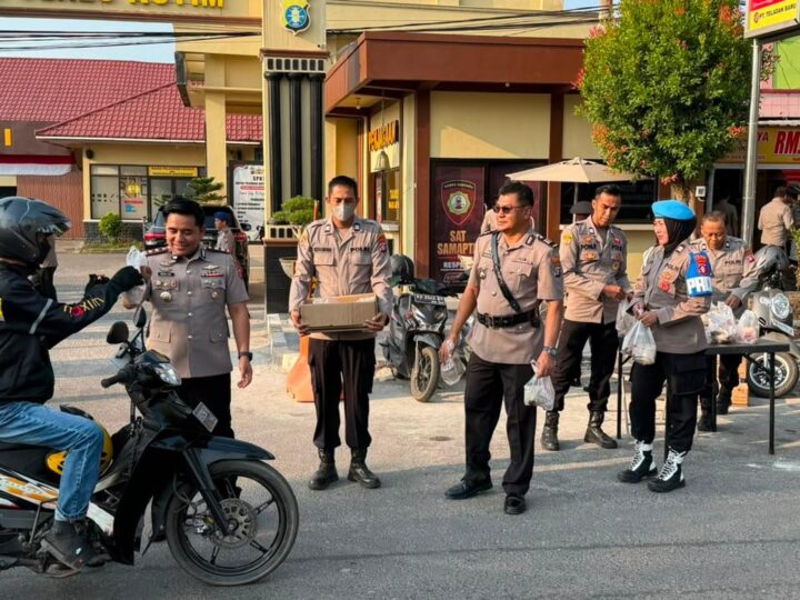 “Rangkul Sedekah Dengan Komunitas” Polres Kotim Bagikan Makanan Gratis untuk Pejuang Nafkah di Sampit