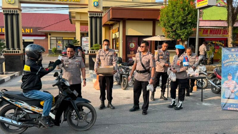 “Rangkul Sedekah Dengan Komunitas” Polres Kotim Bagikan Makanan Gratis untuk Pejuang Nafkah di Sampit