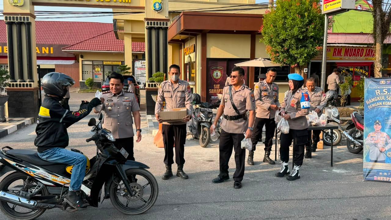 “Rangkul Sedekah Dengan Komunitas” Polres Kotim Bagikan Makanan Gratis untuk Pejuang Nafkah di Sampit