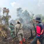 Tak Kenal Lelah, Personel Kodim 1015/Sampit Padamkan Titik Hotspot Karhutla
