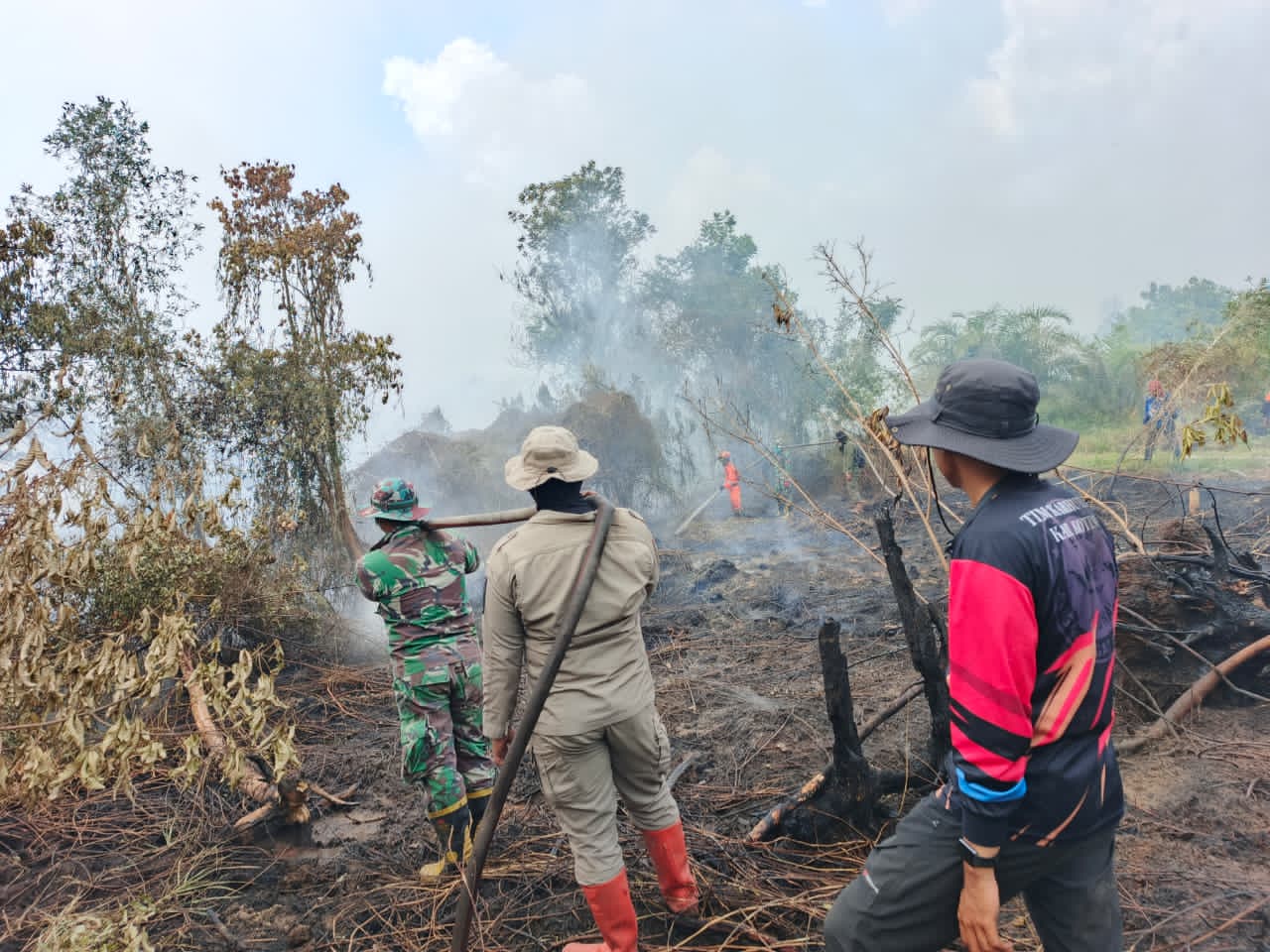 Tak Kenal Lelah, Personel Kodim 1015/Sampit Padamkan Titik Hotspot Karhutla