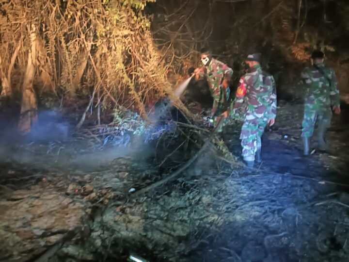Tak Kenal Waktu, Personel Kodim 1015/Sampit Gerak Cepat Padamkan Api Karhutla