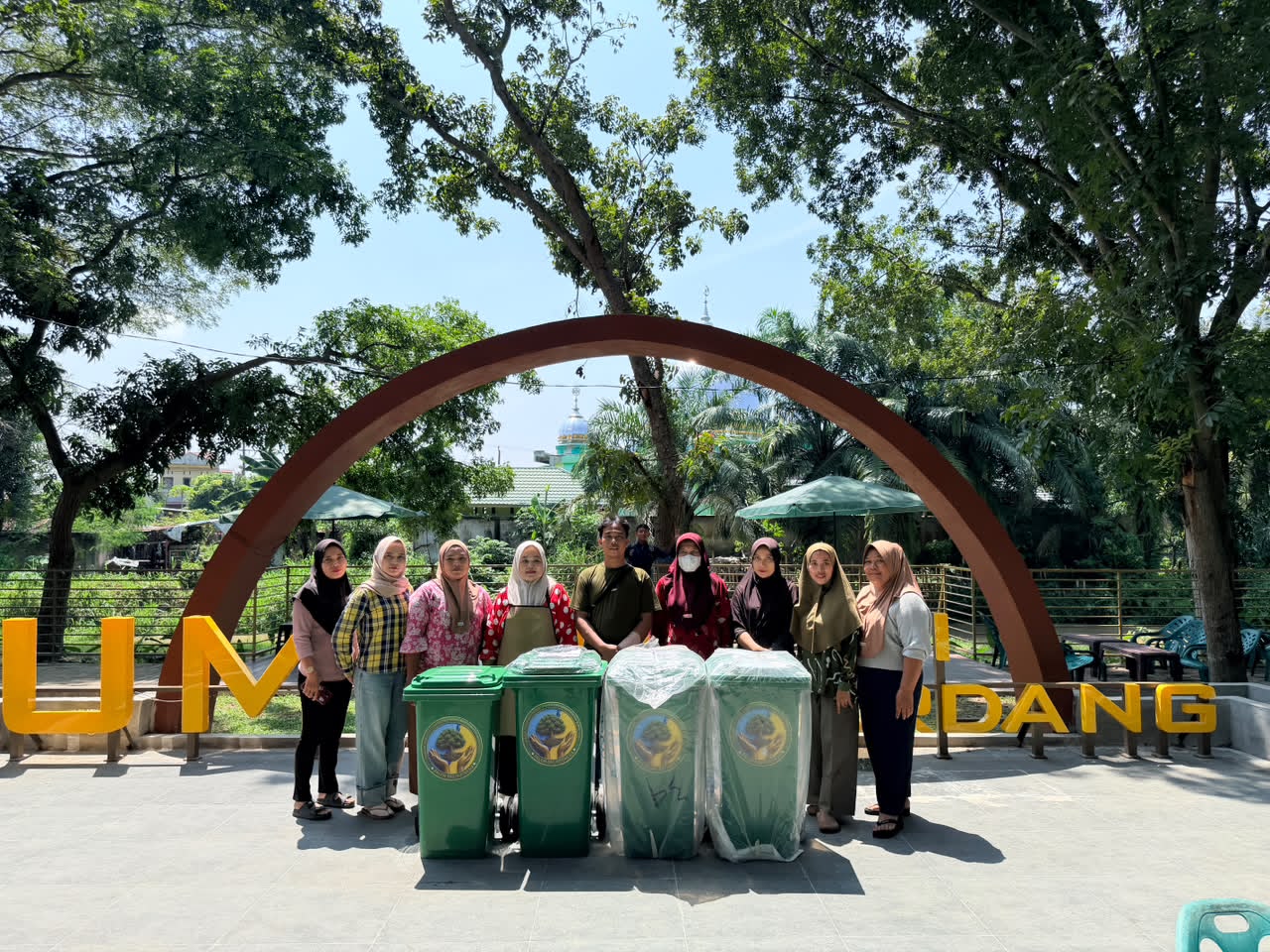 PALEM DAS Indonesia Salurkan Bantuan 4 Unit Tong Sampah ke UMKM Center Deli Serdang