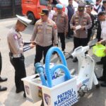Siaga Penuh Kapolres Kotim Cek Kesiapan Pemadaman Kebakaran dan Bagikan APD Serta Vitamin Untuk Personel