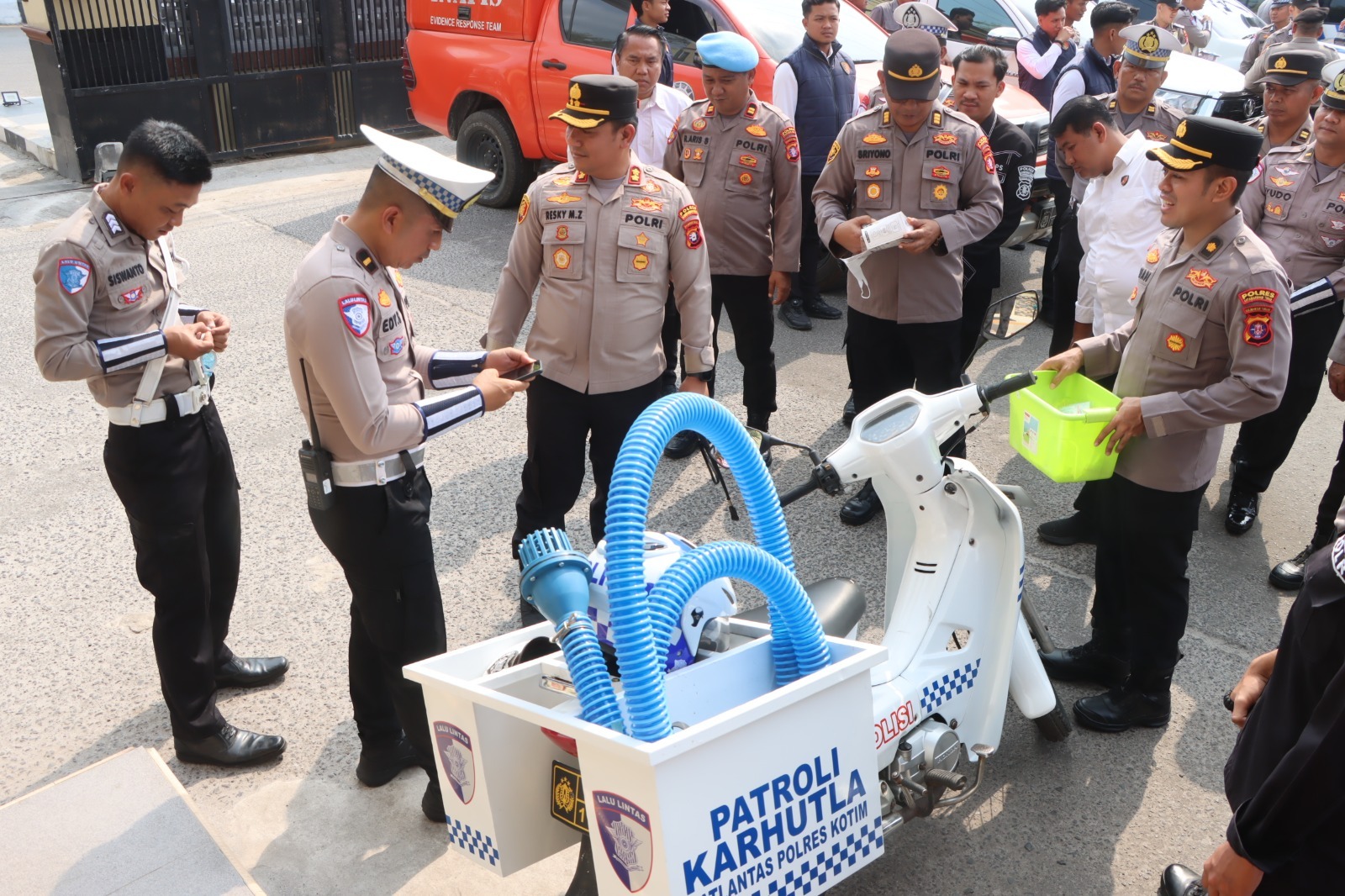 Siaga Penuh Kapolres Kotim Cek Kesiapan Pemadaman Kebakaran dan Bagikan APD Serta Vitamin Untuk Personel