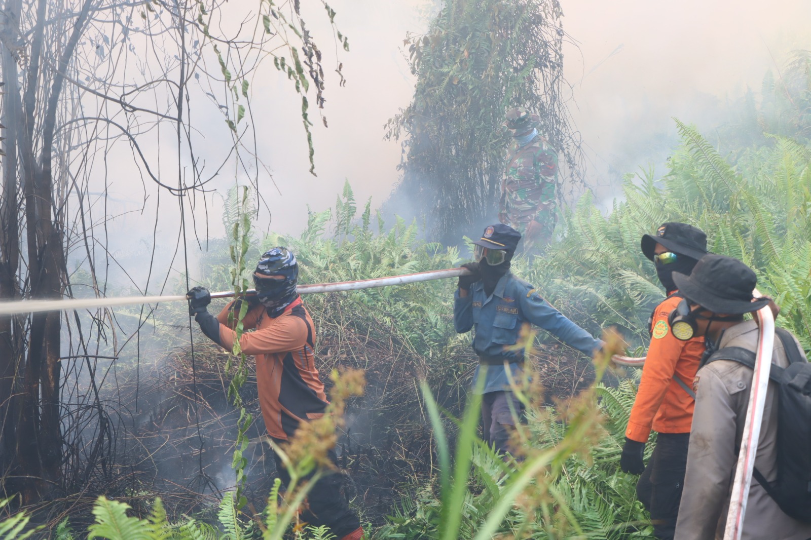 Kapolres Kotim Pimpin Aksi Heroik Padamkan Karhutla di MB Ketapang, Gotong Royong dengan TNI, BPBD dan Relawan Peduli